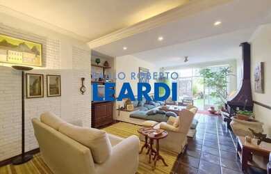 Imagem: A casa possui 3 Dormitórios, 5 Banheiros, 4 Vagas na garagem