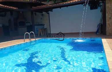 Imagem: A casa possui 3 Dormitórios, 4 Banheiros, 2 Vagas na garagem