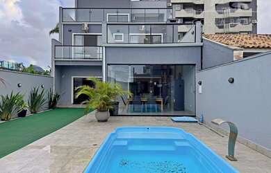 Imagem: A casa possui 5 Dormitórios, 3 Banheiros, 3 Vagas na garagem