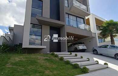 Imagem: A casa em condomínio para alugar possui 5 Dormitórios, 5 Banheiros