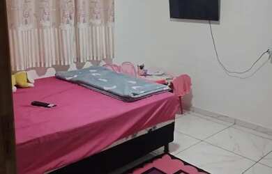 Imagem: A casa possui 3 Dormitórios, 2 Banheiros, 2 Vagas na garagem