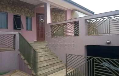 Imagem: A casa possui 3 Dormitórios, 1 Banheiro, 3 Vagas na garagem