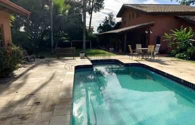 Imagem: A casa possui 4 Dormitórios, 5 Banheiros, 5 Vagas na garagem