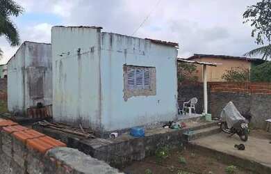 Imagem: A casa possui 2 Dormitórios, 1 Banheiro, 1 Vaga na garagem