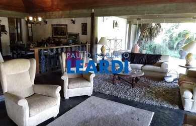 Imagem: A casa possui 5 Dormitórios, 2 Banheiros, 5 Vagas na garagem