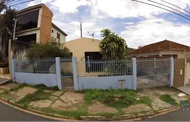 Imagem: A casa possui 2 Dormitórios, 1 Banheiro, 2 Vagas na garagem