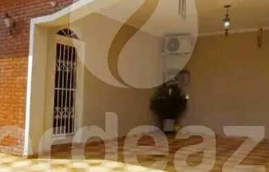 Imagem: A casa possui 3 Dormitórios, 3 Banheiros, 4 Vagas na garagem