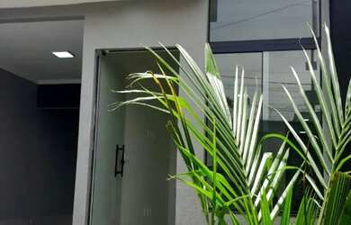 Imagem: A casa possui 3 Dormitórios, 2 Banheiros, 2 Vagas na garagem