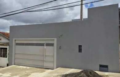 Imagem: A casa possui 3 Dormitórios, 2 Banheiros e 303m² de Área