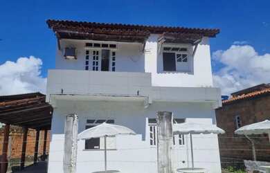 Imagem: A casa possui 4 Dormitórios, 3 Banheiros, 2 Vagas na garagem