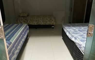 Imagem: A casa possui 3 Dormitórios, Acomodam 15 pessoas, 4 Vagas na