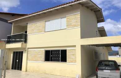 Imagem: A casa possui 5 Dormitórios, 4 Banheiros, 4 Vagas na garagem