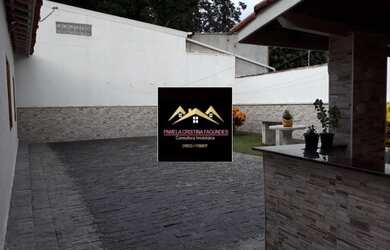 Imagem: A casa possui 3 Dormitórios, 2 Banheiros, 4 Vagas na garagem