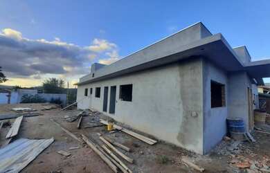 Imagem: A casa possui 3 Dormitórios, 2 Banheiros, 2 Vagas na garagem