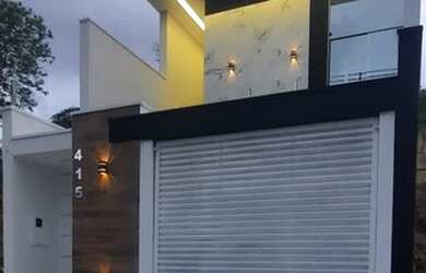 Imagem: A casa possui 3 Dormitórios, 3 Banheiros, 4 Vagas na garagem