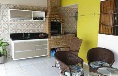 Imagem: A casa possui 3 Dormitórios, 2 Banheiros, 1 Vaga na garagem