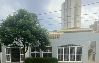 Imagem: A casa possui 3 Dormitórios, 2 Banheiros, 4 Vagas na garagem