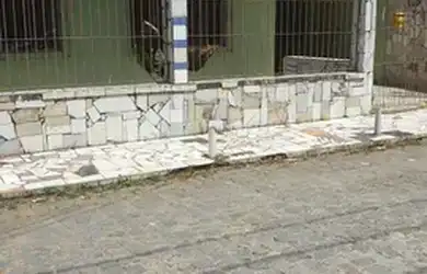 Imagem: A casa possui 3 Dormitórios, 1 Banheiro, 3 Vagas na garagem