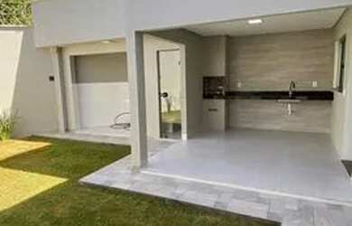 Imagem: A casa possui 3 Dormitórios, 2 Banheiros, 2 Vagas na garagem