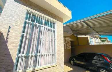 Imagem: A casa possui 3 Dormitórios, 2 Banheiros, 2 Vagas na garagem