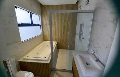 Imagem: A casa possui 3 Dormitórios, 5 Banheiros, 2 Vagas na garagem