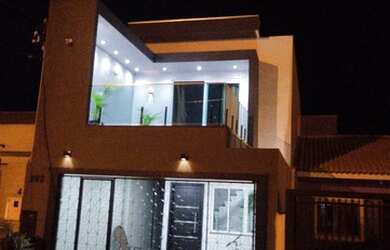 Imagem: A casa possui 3 Dormitórios, 3 Banheiros, 2 Vagas na garagem