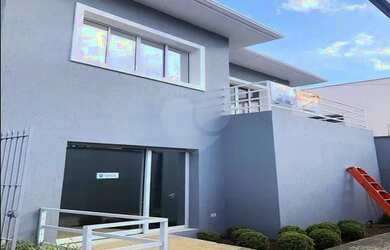 Imagem: A casa possui 5 Dormitórios, 5 Banheiros, 5 Vagas na garagem