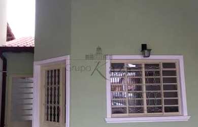 Imagem: A casa possui 3 Dormitórios, 3 Banheiros, 2 Vagas na garagem