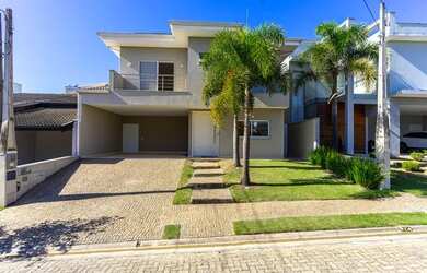 Imagem: A casa em condomínio possui 3 Dormitórios, 4 Banheiros, 4