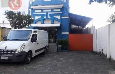 Imagem: A casa possui 3 Dormitórios, 3 Banheiros, 4 Vagas na garagem