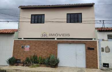 Imagem: A casa possui 4 Dormitórios, 2 Banheiros, 2 Vagas na garagem