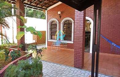 Imagem: A casa possui 5 Dormitórios, 4 Banheiros, 4 Vagas na garagem