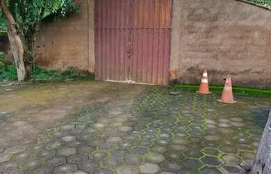 Imagem: A casa possui 3 Dormitórios, 2 Banheiros, 5 Vagas na garagem