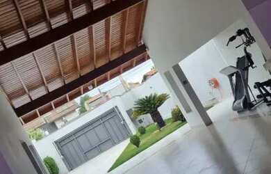 Imagem: A casa possui 4 Dormitórios, 4 Banheiros, 4 Vagas na garagem