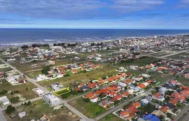 Imagem: O terreno possui 400m² de Área e está localizado em Balneário