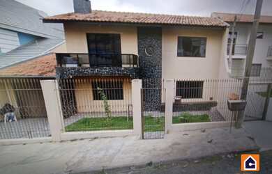 Imagem: A casa possui 3 Dormitórios, 4 Banheiros, 2 Vagas na garagem