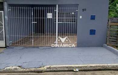 Imagem: A casa possui 2 Dormitórios, 1 Banheiro, 2 Vagas na garagem