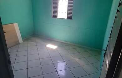 Imagem: A casa possui 1 Dormitório, 1 Banheiro, 1 Vaga na garagem e