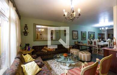 Imagem: A casa possui 4 Dormitórios, 3 Banheiros, 3 Vagas na garagem