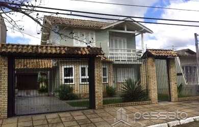 Imagem: A casa possui 3 Dormitórios, 2 Banheiros, 3 Vagas na garagem