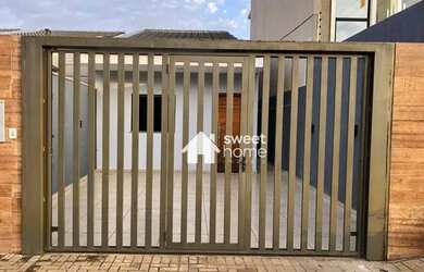 Imagem: A casa possui 3 Dormitórios, 2 Banheiros, 2 Vagas na garagem