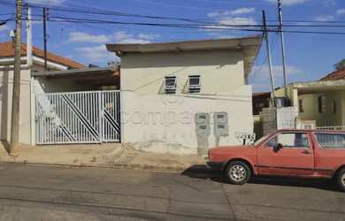 Imagem: A casa possui 5 Dormitórios, 4 Banheiros, 2 Vagas na garagem