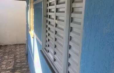 Imagem: A casa possui 2 Dormitórios, 1 Banheiro, 2 Vagas na garagem