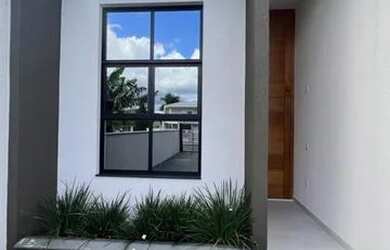 Imagem: A casa possui 3 Dormitórios, 2 Banheiros, 2 Vagas na garagem