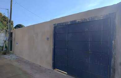 Imagem: A casa possui 3 Dormitórios, 3 Banheiros, 3 Vagas na garagem