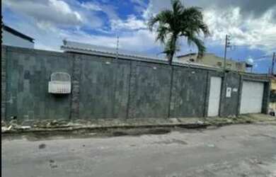 Imagem: A casa possui 3 Dormitórios, 2 Banheiros, 3 Vagas na garagem