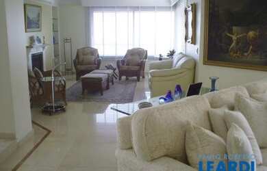 Imagem: O apartamento possui 4 Dormitórios, 5 Banheiros, 4 Vagas na