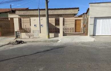 Imagem: A casa possui 1 Dormitório, 1 Banheiro, 1 Vaga na garagem