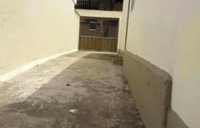 Imagem: A casa possui 1 Dormitório, 1 Banheiro, 1 Vaga na garagem