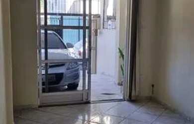 Imagem: A casa possui 2 Dormitórios, 2 Banheiros, 1 Vaga na garagem